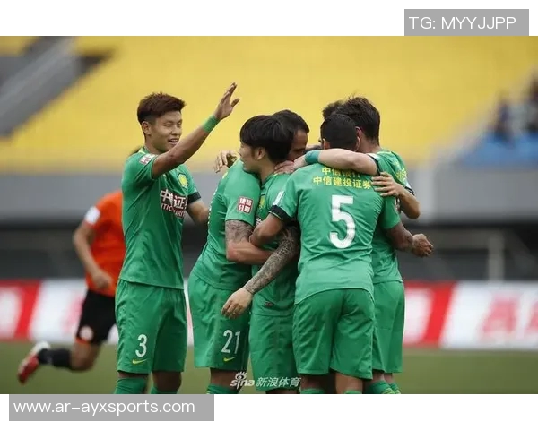 国安足协杯冠军献给已逝球迷杨雪金色座椅与奖杯共同见证感动时刻